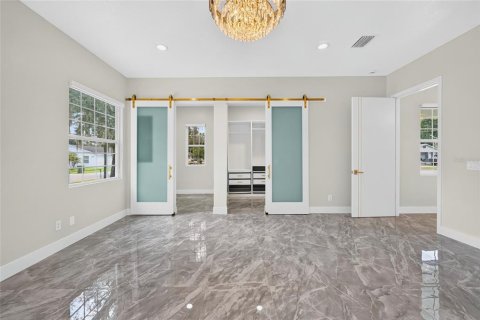 House in Tampa, Florida 4 bedrooms, 189.89 sq.m. № 2425774 - photo 15