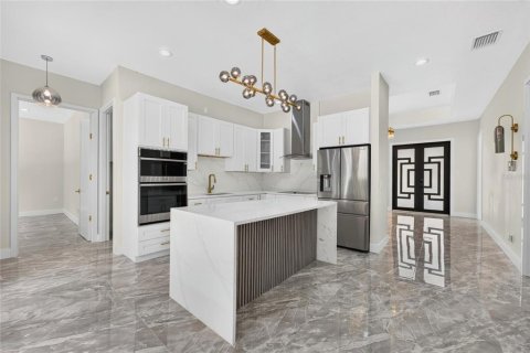 House in Tampa, Florida 4 bedrooms, 189.89 sq.m. № 2425774 - photo 22