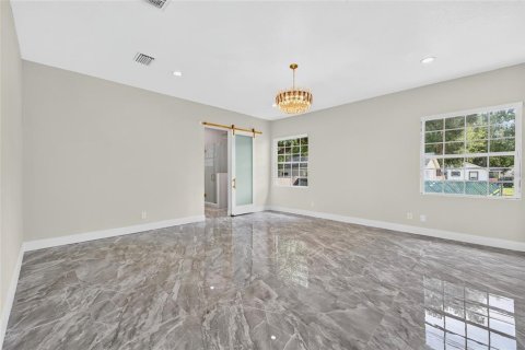 House in Tampa, Florida 4 bedrooms, 189.89 sq.m. № 2425774 - photo 14