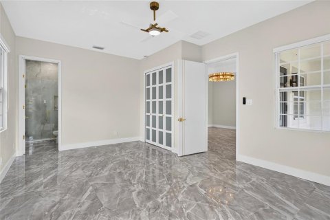 House in Tampa, Florida 4 bedrooms, 189.89 sq.m. № 2425774 - photo 11