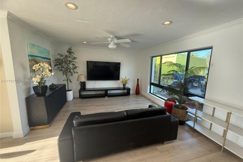 Купить виллу или дом в Лайтхаус-Пойнт, Флорида 4 спальни, 133.22м2, № 1693386 - фото 2