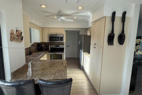 Купить виллу или дом в Лайтхаус-Пойнт, Флорида 4 спальни, 133.22м2, № 1693386 - фото 13