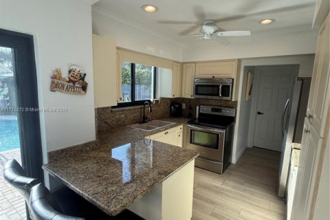 Купить виллу или дом в Лайтхаус-Пойнт, Флорида 4 спальни, 133.22м2, № 1693386 - фото 12