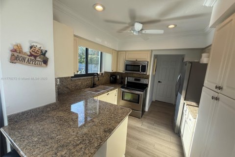 Купить виллу или дом в Лайтхаус-Пойнт, Флорида 4 спальни, 133.22м2, № 1693386 - фото 11