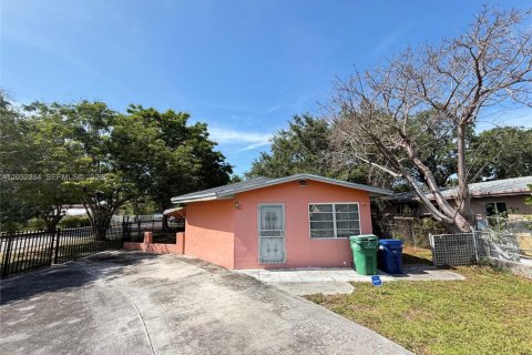 Villa ou maison à vendre à Miami, Floride: 3 chambres, 95.22 m2 № 2085223 - photo 2