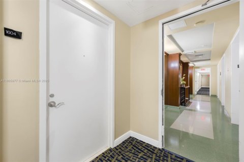 Condominio en venta en Hallandale Beach, Florida, 1 dormitorio, 85.47 m2 № 1864969 - foto 3