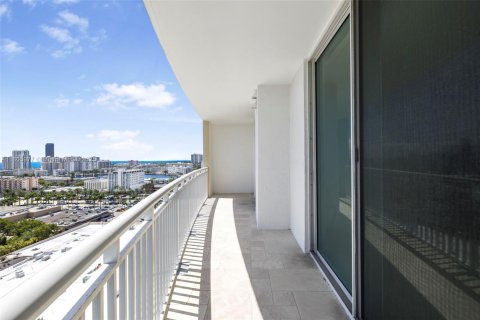 Condominio en venta en Hallandale Beach, Florida, 1 dormitorio, 85.47 m2 № 1864969 - foto 28