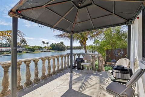 Casa en venta en Miami, Florida, 4 dormitorios, 201.69 m2 № 2028366 - foto 18