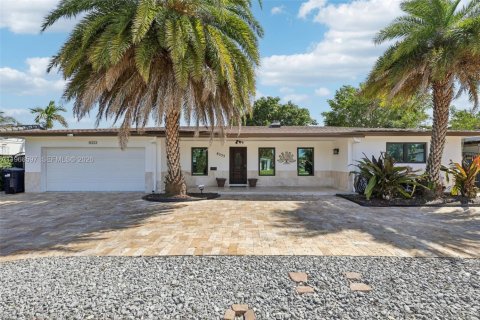 Casa en venta en Miami, Florida, 4 dormitorios, 201.69 m2 № 2028366 - foto 2