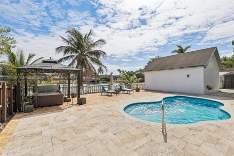 Casa en venta en Miami, Florida, 4 dormitorios, 201.69 m2 № 2028366 - foto 11