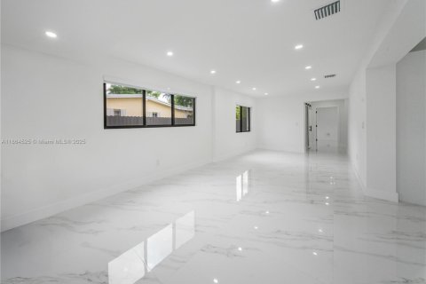 Villa ou maison à vendre à Miami, Floride: 4 chambres, 182.55 m2 № 1980873 - photo 19