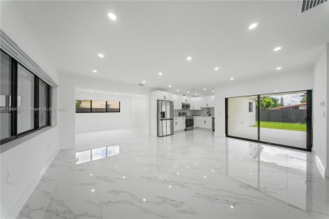 Villa ou maison à vendre à Miami, Floride: 4 chambres, 182.55 m2 № 1980873 - photo 3