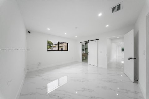 Villa ou maison à vendre à Miami, Floride: 4 chambres, 182.55 m2 № 1980873 - photo 22
