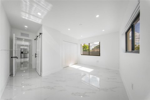 Villa ou maison à vendre à Miami, Floride: 4 chambres, 182.55 m2 № 1980873 - photo 13