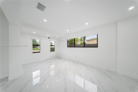 Villa ou maison à vendre à Miami, Floride: 4 chambres, 182.55 m2 № 1980873 - photo 17