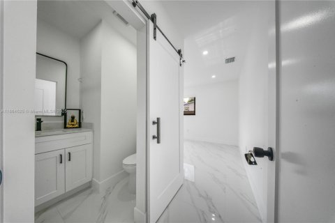 Villa ou maison à vendre à Miami, Floride: 4 chambres, 182.55 m2 № 1980873 - photo 11