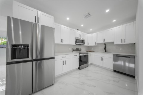 Villa ou maison à vendre à Miami, Floride: 4 chambres, 182.55 m2 № 1980873 - photo 5