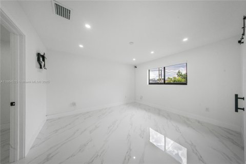 Villa ou maison à vendre à Miami, Floride: 4 chambres, 182.55 m2 № 1980873 - photo 23
