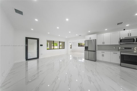Villa ou maison à vendre à Miami, Floride: 4 chambres, 182.55 m2 № 1980873 - photo 2
