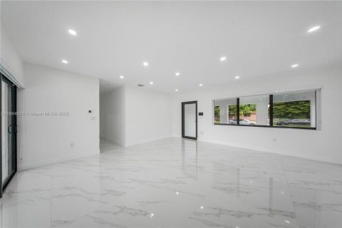 Villa ou maison à vendre à Miami, Floride: 4 chambres, 182.55 m2 № 1980873 - photo 6