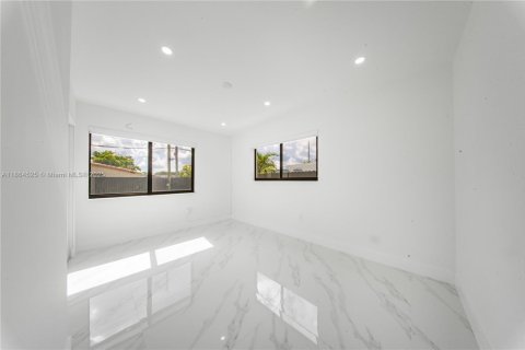 Villa ou maison à vendre à Miami, Floride: 4 chambres, 182.55 m2 № 1980873 - photo 12