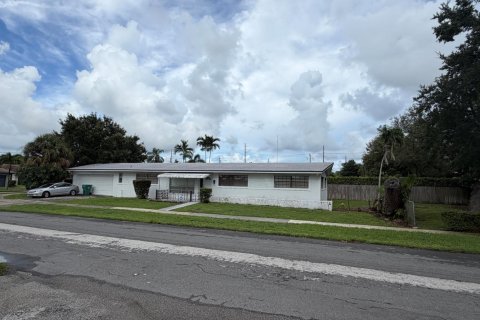 House in Dania Beach, Florida 4 bedrooms, 159.42 sq.m. № 2381424 - photo 28