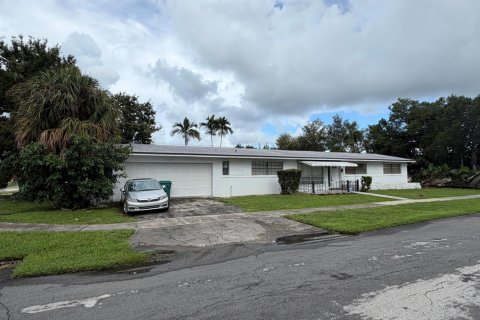 House in Dania Beach, Florida 4 bedrooms, 159.42 sq.m. № 2381424 - photo 26