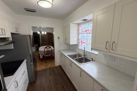 House in Dania Beach, Florida 4 bedrooms, 159.42 sq.m. № 2381424 - photo 7