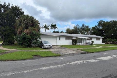 House in Dania Beach, Florida 4 bedrooms, 159.42 sq.m. № 2381424 - photo 25