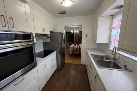 House in Dania Beach, Florida 4 bedrooms, 159.42 sq.m. № 2381424 - photo 8