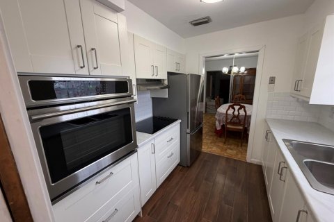 House in Dania Beach, Florida 4 bedrooms, 159.42 sq.m. № 2381424 - photo 9