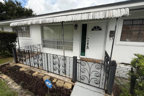 House in Dania Beach, Florida 4 bedrooms, 159.42 sq.m. № 2381424 - photo 2