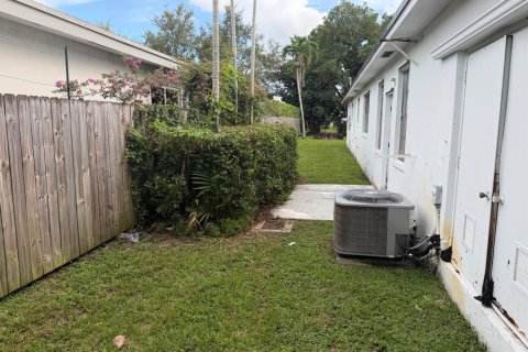 House in Dania Beach, Florida 4 bedrooms, 159.42 sq.m. № 2381424 - photo 29