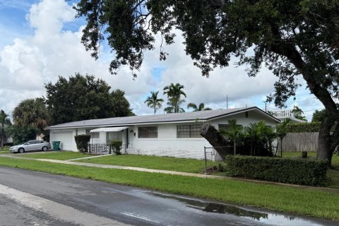 House in Dania Beach, Florida 4 bedrooms, 159.42 sq.m. № 2381424