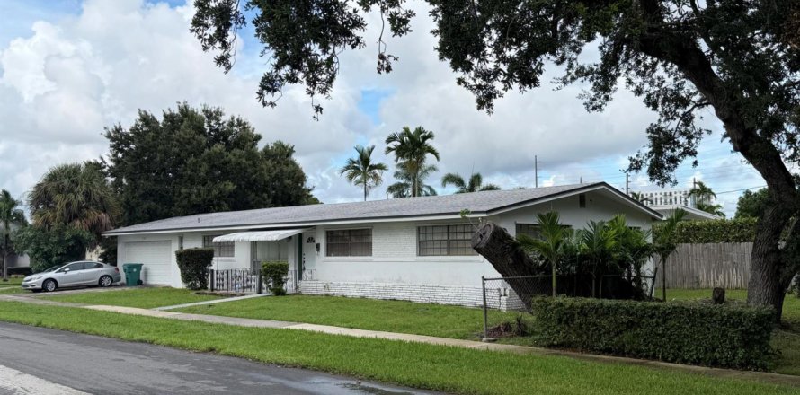 House in Dania Beach, Florida 4 bedrooms, 159.42 sq.m. № 2381424