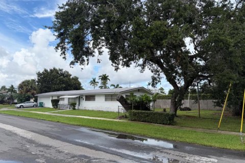House in Dania Beach, Florida 4 bedrooms, 159.42 sq.m. № 2381424 - photo 27