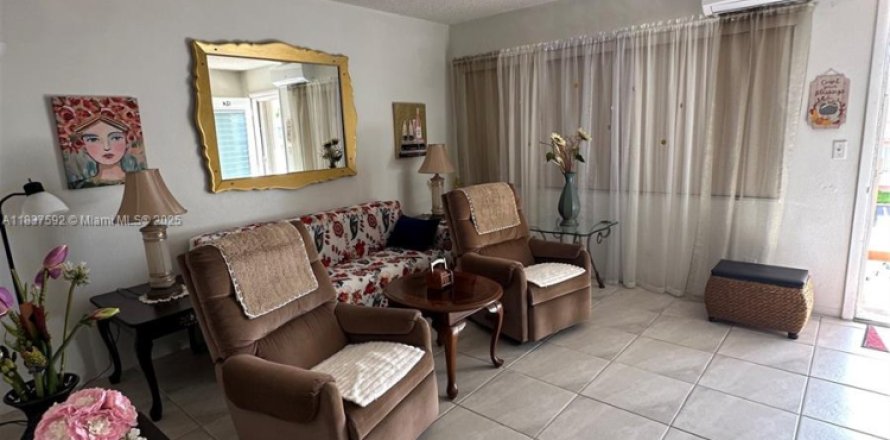 Condominio en Hallandale Beach, Florida, 1 dormitorio  № 2077077