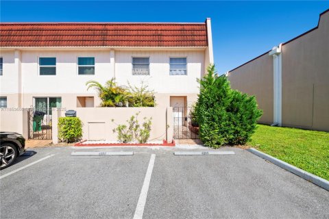 Townhouse in Lauderhill, Florida 3 bedrooms, 147.71 sq.m. № 2013300 - photo 3