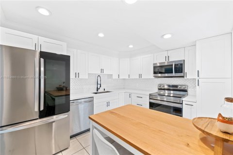 Townhouse in Lauderhill, Florida 3 bedrooms, 147.71 sq.m. № 2013300 - photo 7