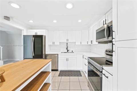 Townhouse in Lauderhill, Florida 3 bedrooms, 147.71 sq.m. № 2013300 - photo 9