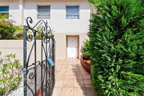 Townhouse in Lauderhill, Florida 3 bedrooms, 147.71 sq.m. № 2013300 - photo 4