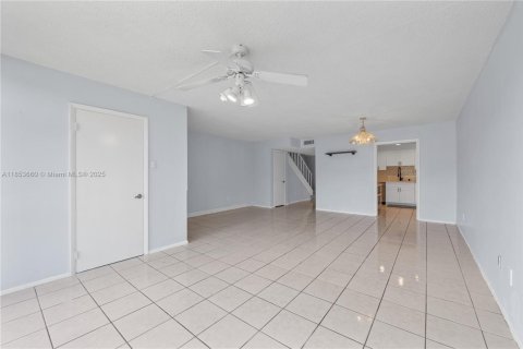Townhouse in Lauderhill, Florida 3 bedrooms, 147.71 sq.m. № 2013300 - photo 13