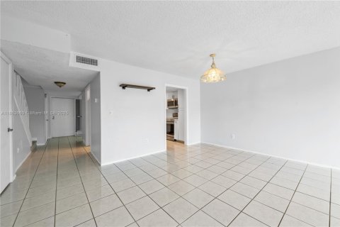Townhouse in Lauderhill, Florida 3 bedrooms, 147.71 sq.m. № 2013300 - photo 12