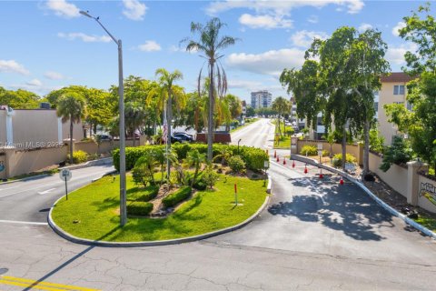 Townhouse in Lauderhill, Florida 3 bedrooms, 147.71 sq.m. № 2013300 - photo 1
