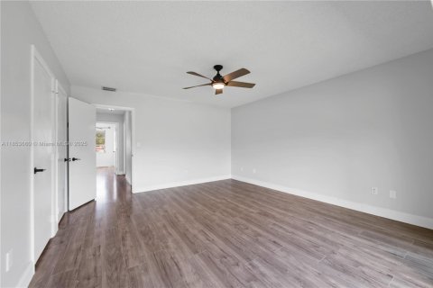 Townhouse in Lauderhill, Florida 3 bedrooms, 147.71 sq.m. № 2013300 - photo 18