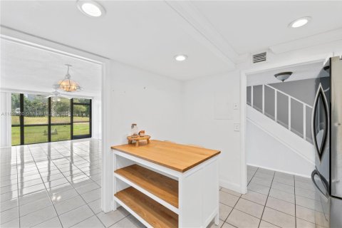 Townhouse in Lauderhill, Florida 3 bedrooms, 147.71 sq.m. № 2013300 - photo 8