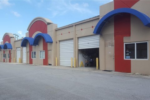 Commercial property in Miami, Florida № 1943418 - photo 1