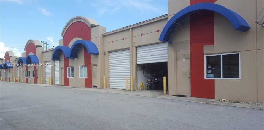 Commercial property in Miami, Florida № 1943418