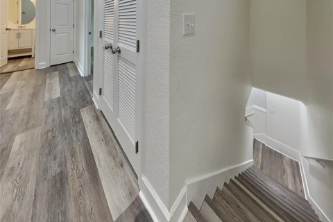 Townhouse in Saint Petersburg, Florida 3 bedrooms, 134.24 sq.m. № 2229935 - photo 30