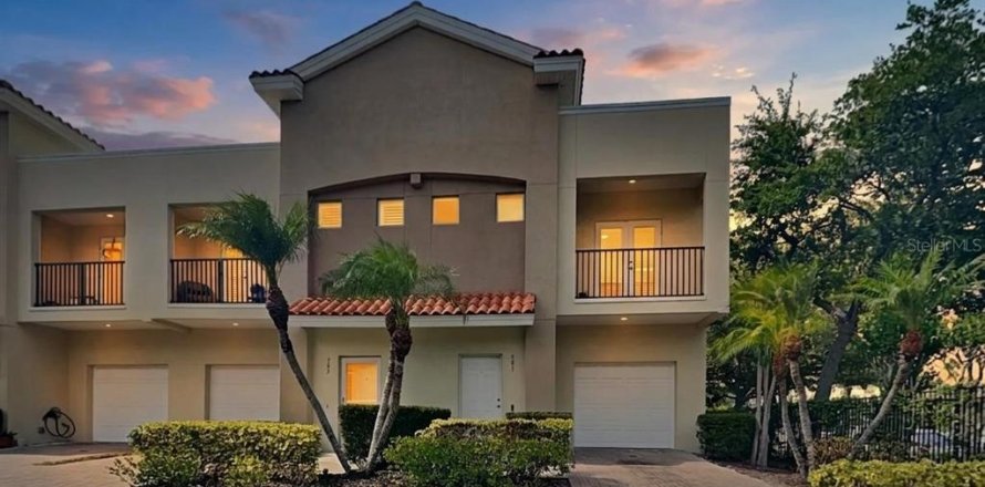 Townhouse in Saint Petersburg, Florida 3 bedrooms, 134.24 sq.m. № 2229935